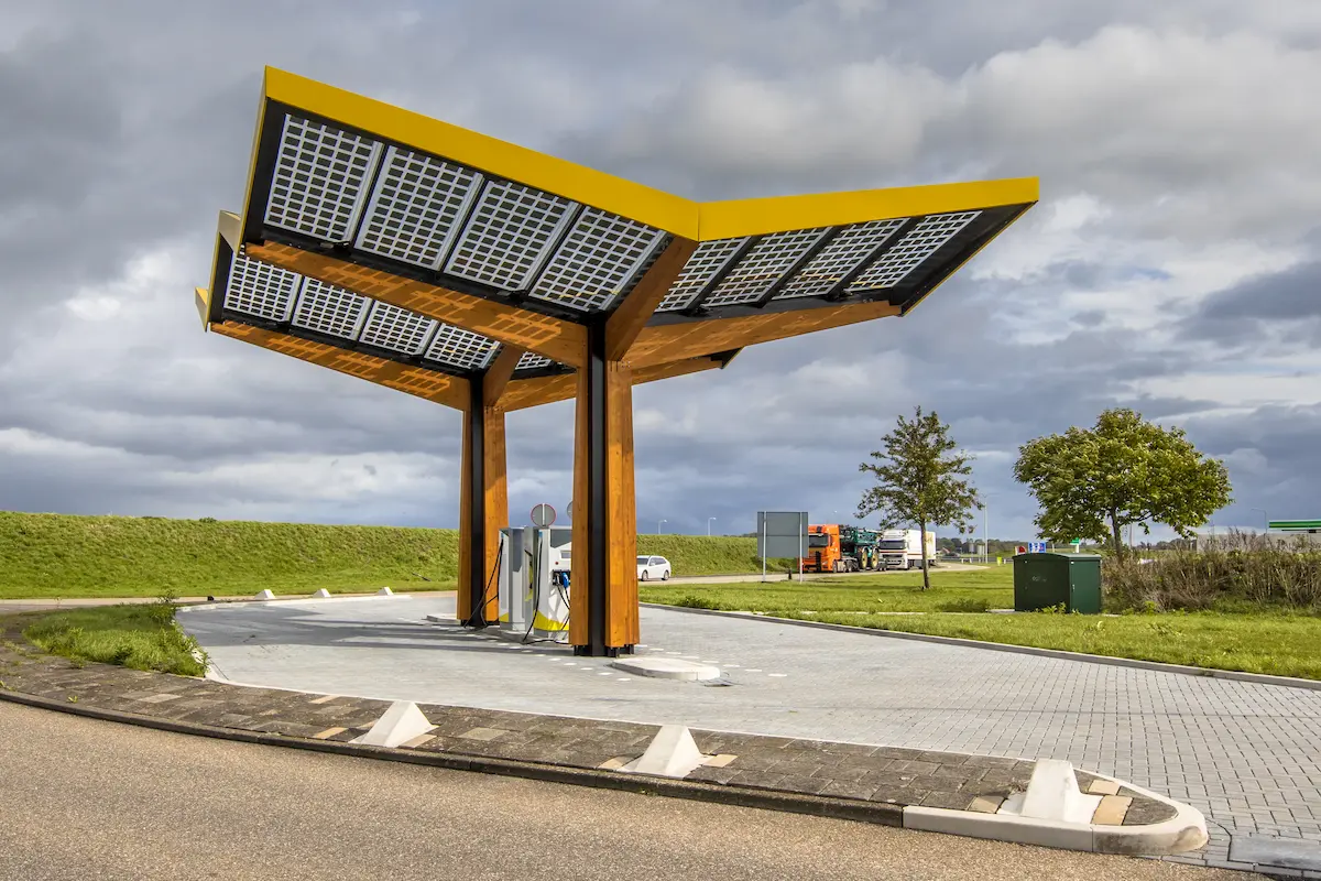 Instalación de una pérgola con paneles solares en Madrid
